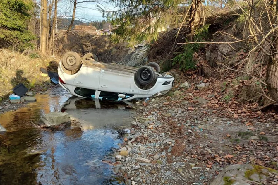 Strażacy zauważyli samochód, których dachował w korycie rzeki. Policja odnalazła kierowcę... w szpitalu - zdjęcie 2
