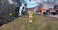 Strażacy zauważyli samochód, których dachował w korycie rzeki. Policja odnalazła kierowcę... w szpitalu - zdjęcie 3