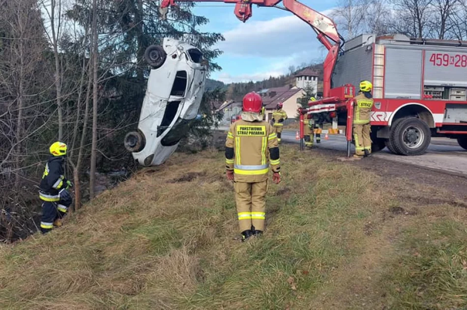 Strażacy zauważyli samochód, których dachował w korycie rzeki. Policja odnalazła kierowcę... w szpitalu - zdjęcie 3