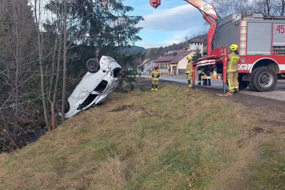 Strażacy zauważyli samochód, których dachował w korycie rzeki. Policja odnalazła kierowcę... w szpitalu - zdjęcie 4
