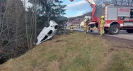 Strażacy zauważyli samochód, których dachował w korycie rzeki. Policja odnalazła kierowcę... w szpitalu - zdjęcie 4