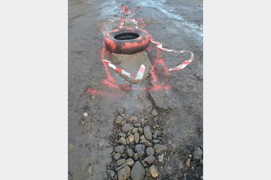 Pierwsza dziura "ogarnięta". Mieszkańcy sami zabrali się za remont ulicy - zdjęcie 2