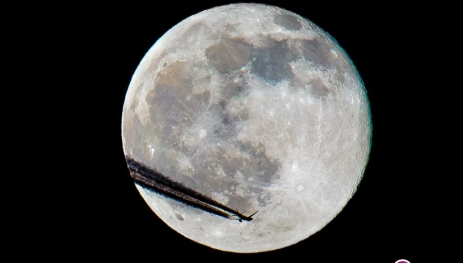 Boening 777 i księżyc - zdjęcie 1