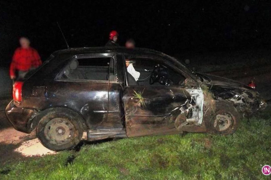 Auto wypadło z drogi, dwie osoby ranne! - zdjęcie 2