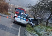 Samochód wypadł z jezdni i wjechał do przydrożnego rowu. Pojazdem podróżowała kobieta z półrocznym niemowlęciem - zdjęcie główne
