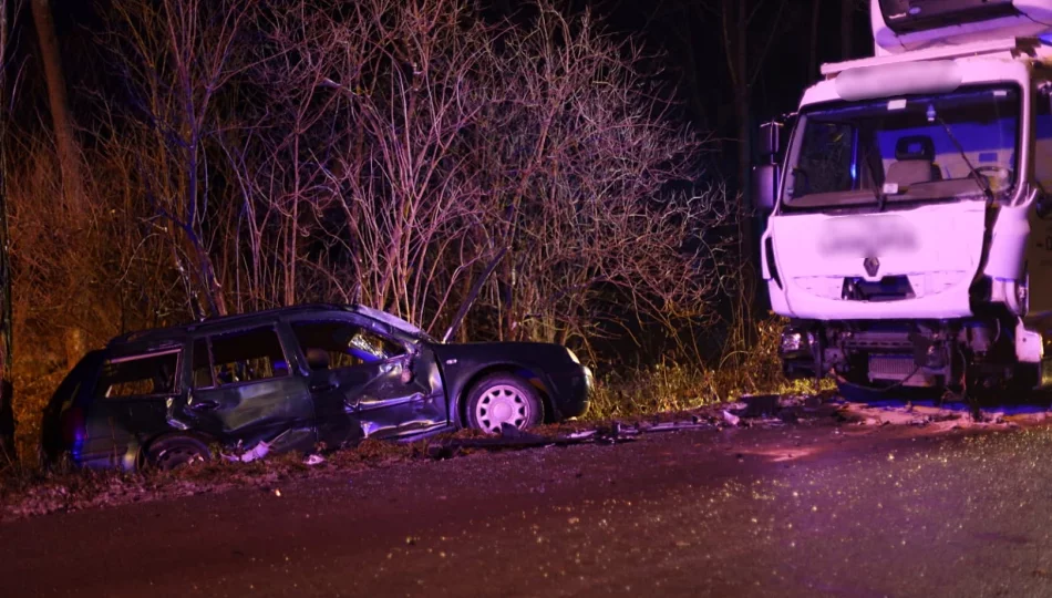 Zderzenie osobówki z samochodem dostawczym, jeden z kierowców trafił do szpitala - zdjęcie 1