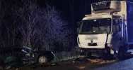 Zderzenie osobówki z samochodem dostawczym, jeden z kierowców trafił do szpitala - zdjęcie 2