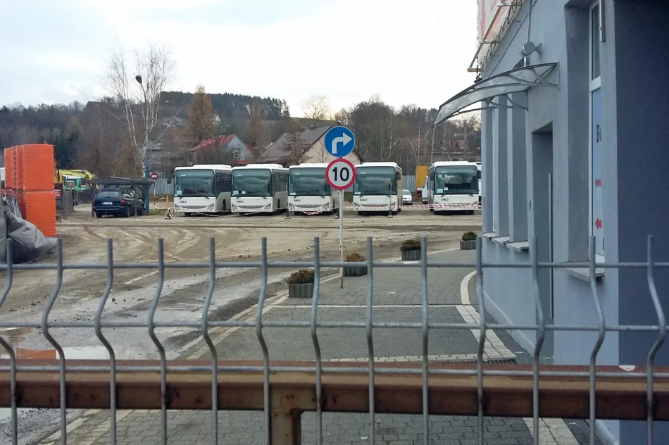 Miejskie autobusy już są. Czekają na placu... prywatnego przewoźnika - zdjęcie 2