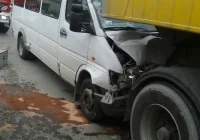 Zderzenie busa z ciężarówką - zdjęcie główne