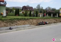 Wypadek motocyklisty na łuku drogi - zdjęcie główne
