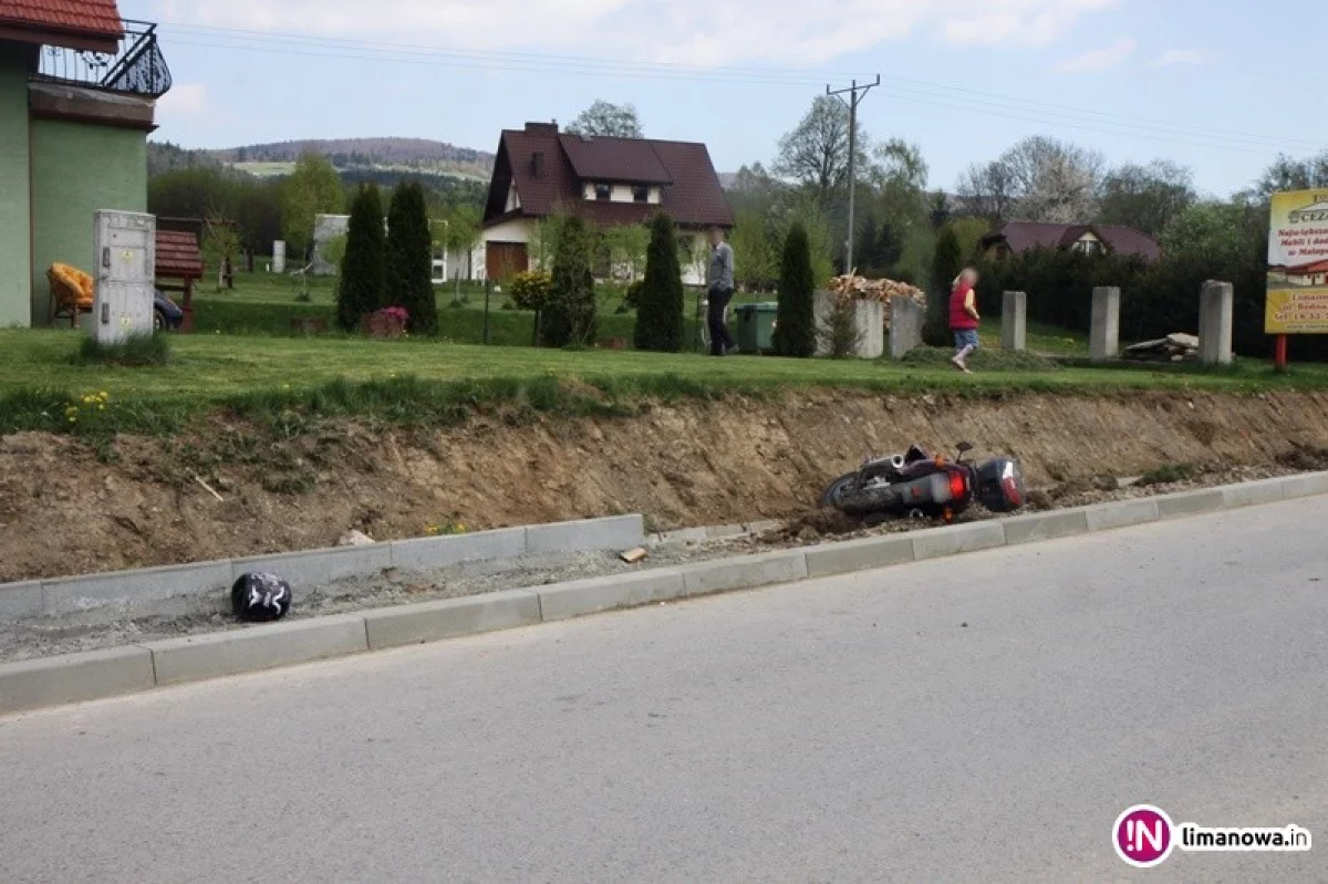Wypadek motocyklisty na łuku drogi