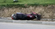 Wypadek motocyklisty na łuku drogi - zdjęcie 2