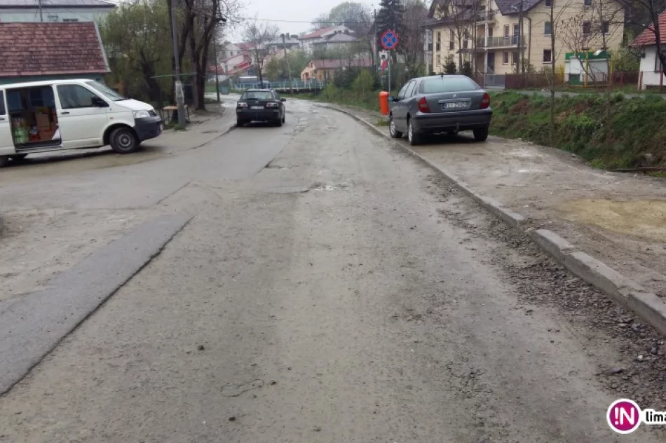 122 metry błota w którym toną kierowcy i piesi - zdjęcie 2