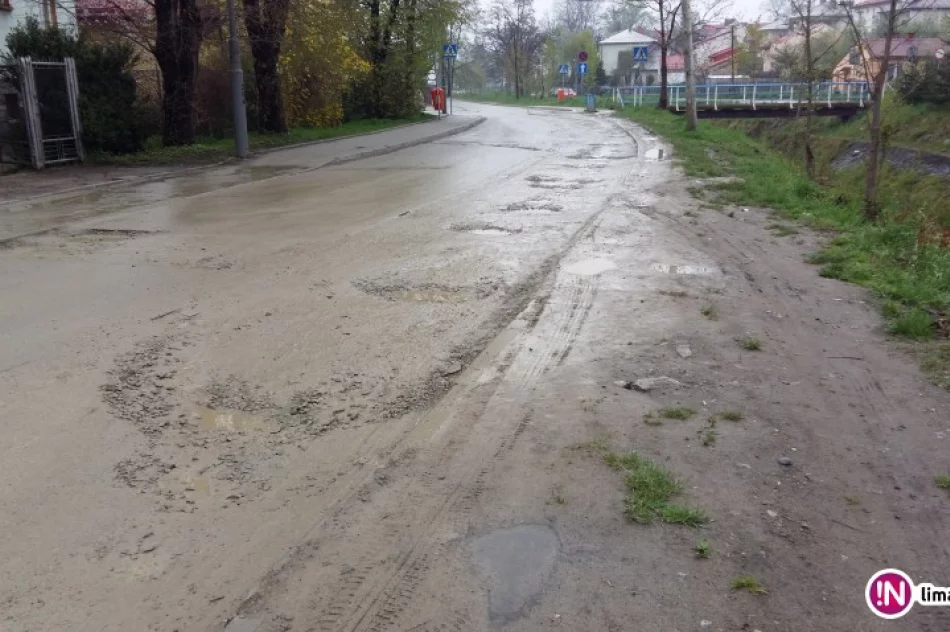 122 metry błota w którym toną kierowcy i piesi - zdjęcie 3