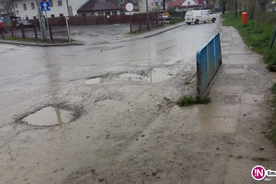 122 metry błota w którym toną kierowcy i piesi - zdjęcie 4