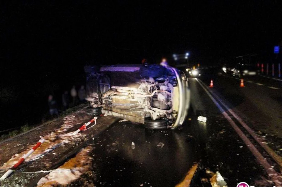 Zderzenie samochodów na 'krajówce'. Trzy osoby poszkodowane - zdjęcie 4