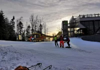Śmigłowiec na pomoc rannemu narciarzowi - zdjęcie główne