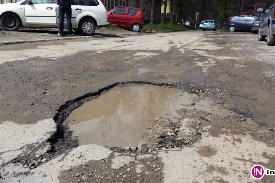 Dziura na dziurze, a remonty wciąż nie ruszyły - zdjęcie 2