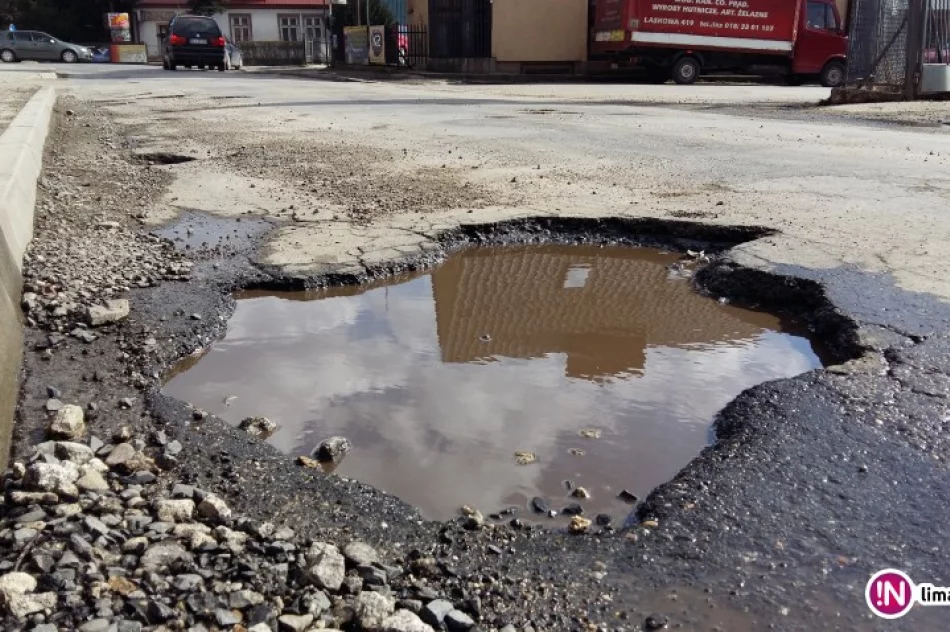 Dziura na dziurze, a remonty wciąż nie ruszyły - zdjęcie 3