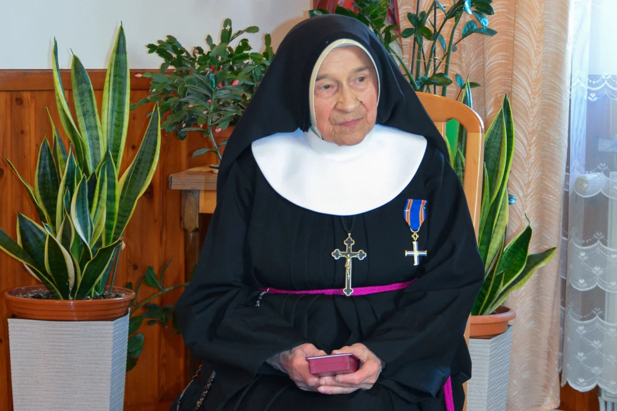 Siostra zakonna z Orderem Krzyża Niepodległości