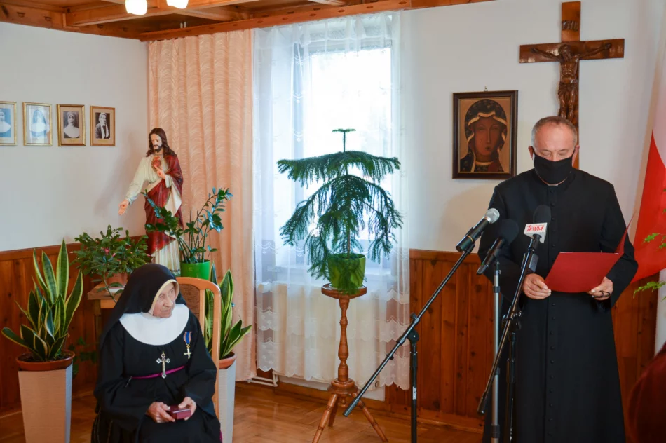 Siostra zakonna z Orderem Krzyża Niepodległości - zdjęcie 2