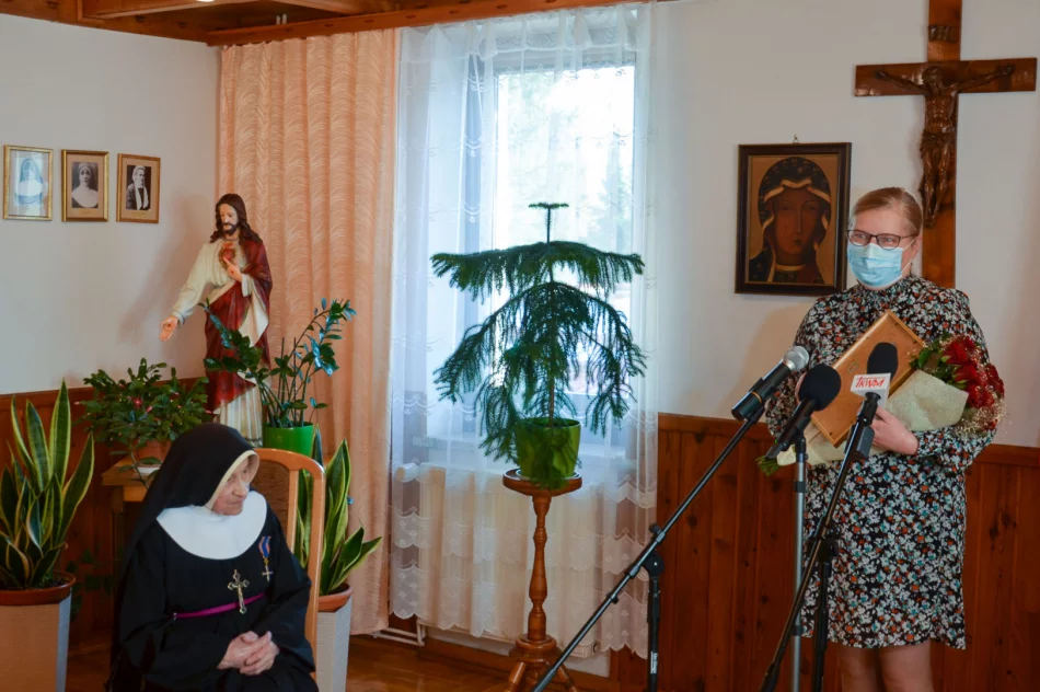 Siostra zakonna z Orderem Krzyża Niepodległości - zdjęcie 3
