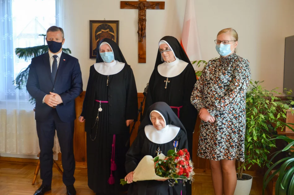 Siostra zakonna z Orderem Krzyża Niepodległości - zdjęcie 5