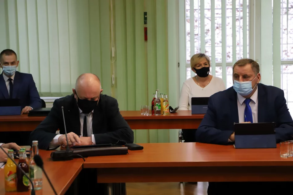 Obradowała XVI sesja Rady Gminy Limanowa - zdjęcie 11