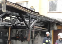 Biczyce Dolne – pożar wiaty i garażu - zdjęcie główne