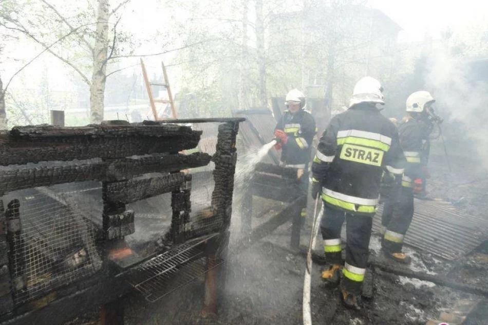 Biczyce Dolne – pożar wiaty i garażu - zdjęcie 4