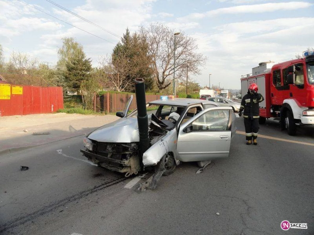 Nowy Sącz, ulica Nawojowska - samochód uderzył w latarnię