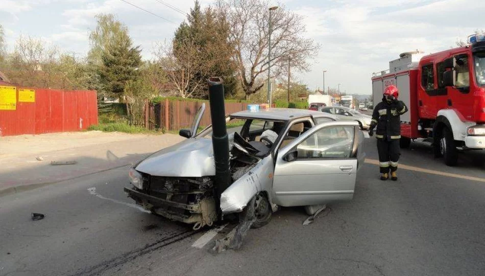 Nowy Sącz, ulica Nawojowska - samochód uderzył w latarnię - zdjęcie 1