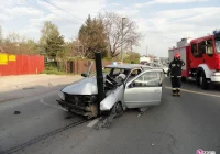 Nowy Sącz, ulica Nawojowska - samochód uderzył w latarnię - zdjęcie główne