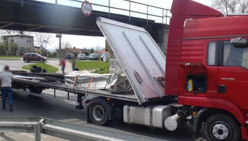 Nowy Sącz, ulica Węgierska - uszkodzony samochód pod wiaduktem - zdjęcie 1