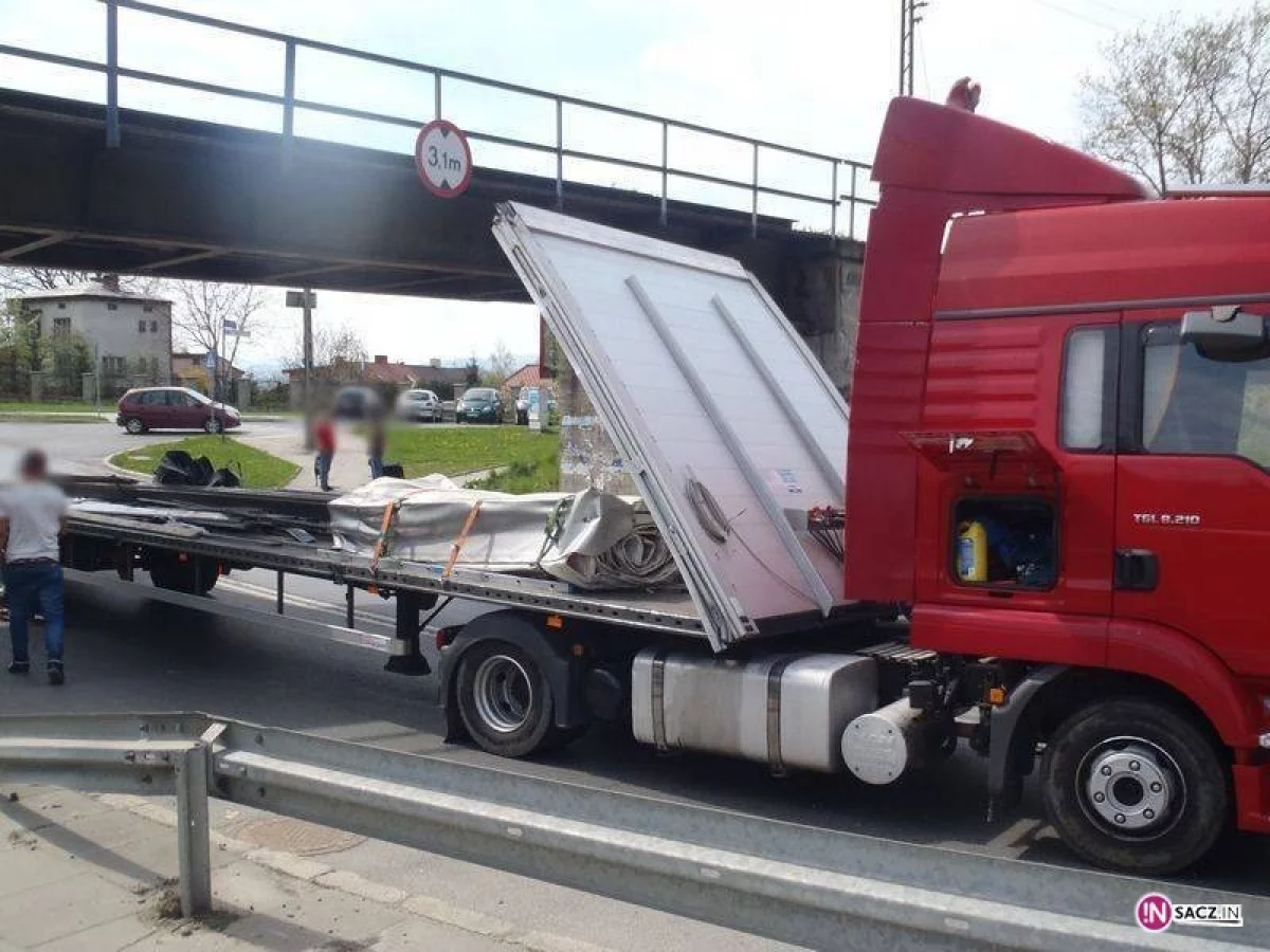 Nowy Sącz, ulica Węgierska - uszkodzony samochód pod wiaduktem