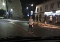 Nietrzeźwy pieszy blokował drogę krajową. Chciał, by kierowcy wezwali policję - zdjęcie główne