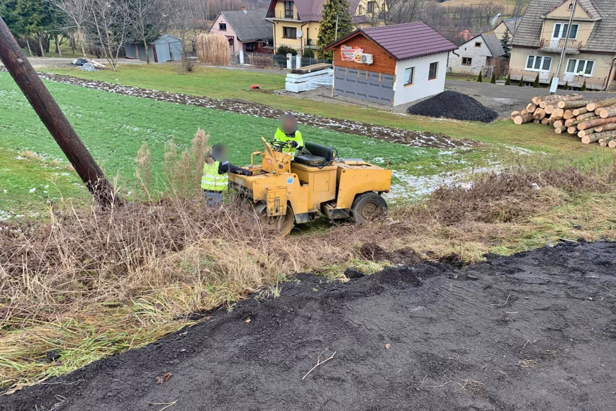 Walec drogowy uderzył pracownika