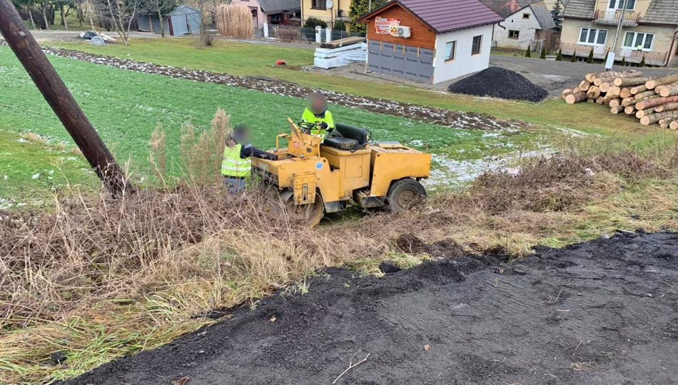 Walec drogowy uderzył pracownika - zdjęcie 1