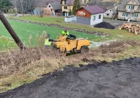 Walec drogowy uderzył pracownika - zdjęcie główne