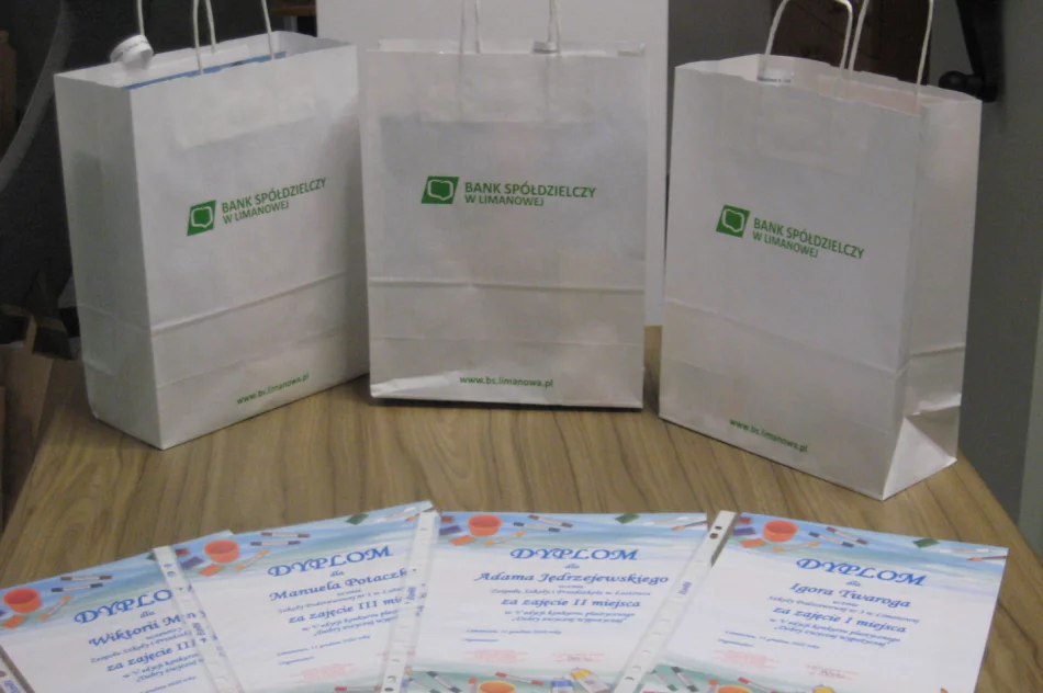 „Dobry zwyczaj wypożyczaj” - V edycja czytelniczego konkursu plastycznego   - zdjęcie 2