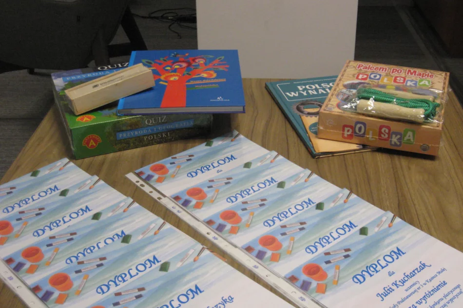 „Dobry zwyczaj wypożyczaj” - V edycja czytelniczego konkursu plastycznego   - zdjęcie 4