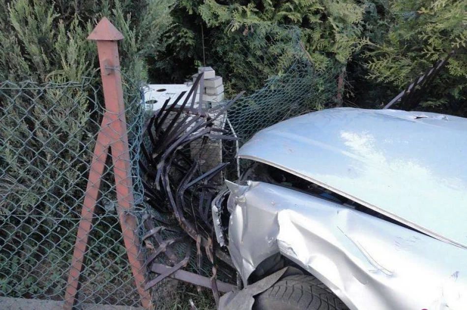 Krużlowa Wyżna – samochód uderzył w ogrodzenie - zdjęcie 2