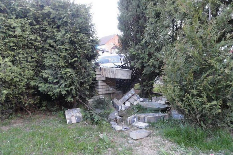 Krużlowa Wyżna – samochód uderzył w ogrodzenie - zdjęcie 3