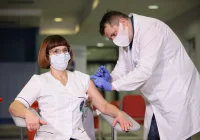 Pierwsza osoba w Polsce zaszczepiona  - zdjęcie główne