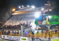 Ostatni dzień działalności wyciągów. Tłumy na stacji narciarskiej - zdjęcie główne