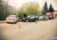 Czołowe zderzenie aut, matka z dzieckiem w szpitalu - zdjęcie główne
