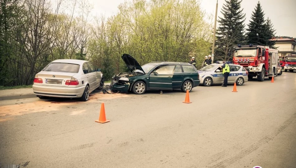 Czołowe zderzenie aut, matka z dzieckiem w szpitalu - zdjęcie 1