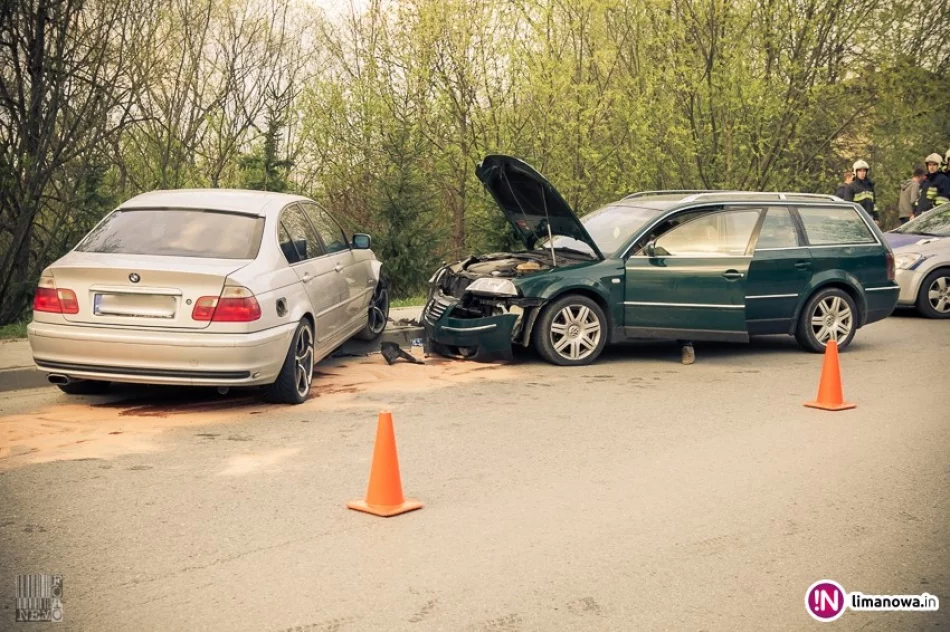 Czołowe zderzenie aut, matka z dzieckiem w szpitalu - zdjęcie 2
