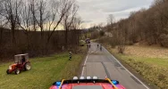 Skutki silnego wiatru - kilka uszkodzonych dachów, kilkanaście powalonych drzew - zdjęcie 2