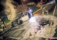 Z samochodu zostały zgliszcza. Podróżujący zdążyli opuścić pojazd - zdjęcie główne